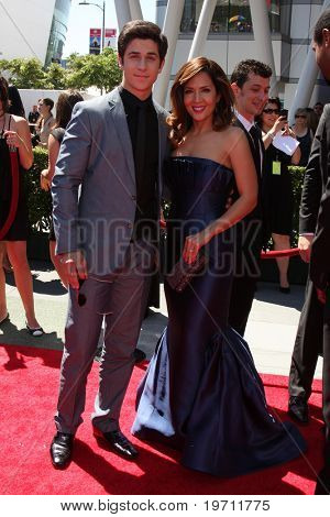 LOS ANGELES - AUG 21: David Henrie & Maria Canals Barrera ankommer til 2010 kreative Primetime Em