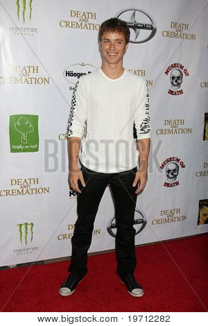 LOS ANGELES - 26 aug: Jeremy Sumpter มาถึงที่โรง 