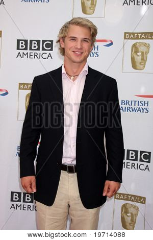 LOS ANGELES - 27 AUG: Freddie Stroma aankomt op de 2010 BAFTA Emmy thee in Century Plaza Hotel op A