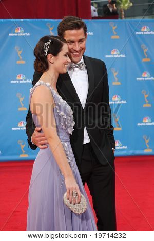  LOS ANGELES - AUG 29: John Krasinski, Emily Blunt megérkezik a Nokia Theate 2010 Emmy-díj