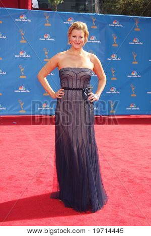 Los Angeles aug 29: Anna Gunn kommt in die Emmy Awards 2010 am Nokia-Theater La live auf Augu