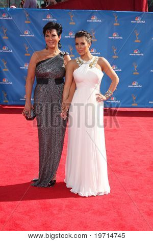  LOS ANGELES - 29 sierpnia: Kim Kardashian i Kris Jenner przybyć 2010 Emmy Awards w Nokia teatr