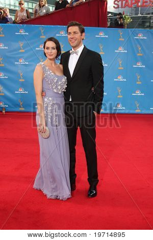  LOS ANGELES - AUG 29: John Krasinski, Emily Blunt érkezik a Nokia Színház 2010 Emmy-díj