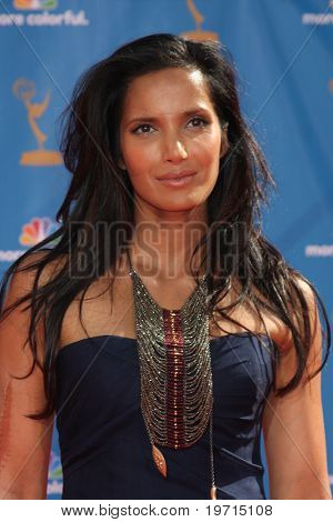  LOS ANGELES - AUG 29: Padma Lakshmi dorazí na Emmy Awards 2010 v Nokia Theatre v LA Live na