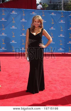  LOS ANGELES - AUG 29: Megyn cenu přichází na Emmy Awards 2010 v Nokia Theatre v LA Live na A