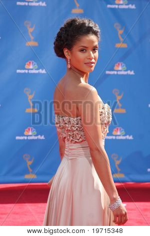  LOS ANGELES - 29 agosto: Gugu Mbatha-Raw arriva al 2010 Emmy Awards al Nokia Theater presso LA Live 