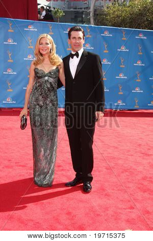  LOS ANGELES - 29 août: Jennifer Westfeldt & Jon Hamm arrivent aux Emmy Awards 2010 à Nokia Theate