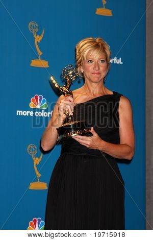 LOS ANGELES - 29.08.2009: Edie Falco im Pressesaal 2010 vergibt Emmy im Nokia Theater im LA 