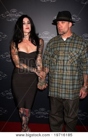 LOS ANGELES - 2 Wrzesień: Jesse James & Kat Von D przyjechać na otwarcie galerii Wonderland w krainie czarów