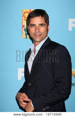 LOS ANGELES - SEP 7: John Stamos přijíždí na GLEE Premiere Screening & Party - sezóna 2 na Param