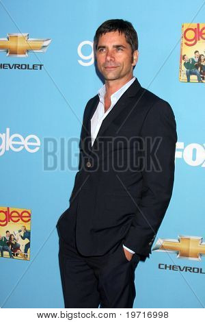 LOS ANGELES - SEP 7: John Stamos přijíždí na GLEE Premiere Screening & Party - sezóna 2 na Param