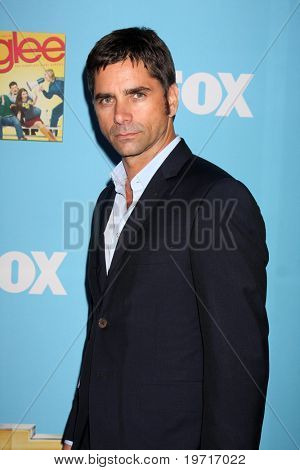 LOS ANGELES - SEP 7: John Stamos přijíždí na GLEE Premiere Screening & Party - sezóna 2 na Param
