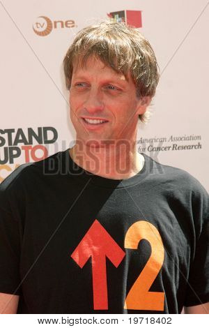 LOS ANGELES - syys 10: Tony Hawk saapuu Sony Studios 