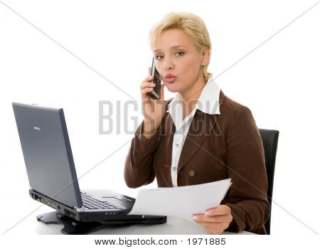 Femme d'affaires parle au téléphone