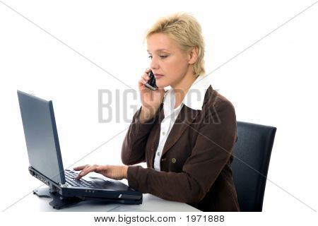 Affaires femme blonde parle au téléphone, isolé On White