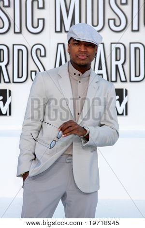 LOS ANGELES - WRZ 12: Ne-Yo przybywa w 2010 MTV Video Music Awards w Nokia - LA Live na Septe