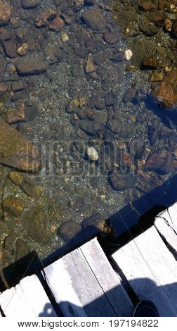 El agua puliendo las finas piedras del río