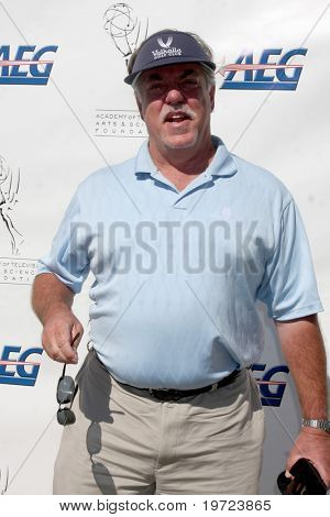 LOS ANGELES - SEP 20: Bruce McGill przybywa ATAS Golf Tournament 2010 w Private Golf Club na