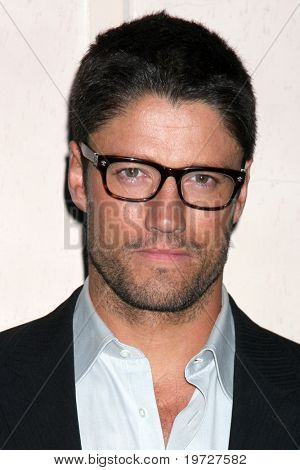 LOS ANGELES - 28 WRZ: James Scott przybywa 