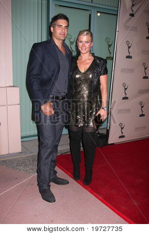 LOS ANGELES - 28 WRZ: Galen Gering, Alison Sweeney przybywa 
