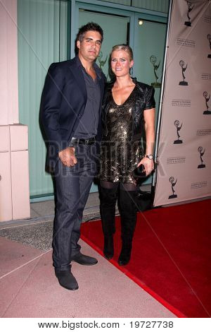 LOS ANGELES - 28 WRZ: Galen Gering, Alison Sweeney przybywa 