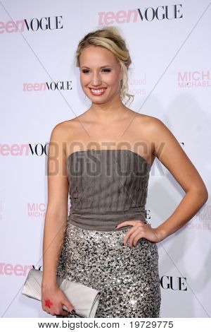 LOS ANGELES - OCT 1: Molly McCook dorazí 8. Teen Vogue Young Hollywood Party - červený koberec 