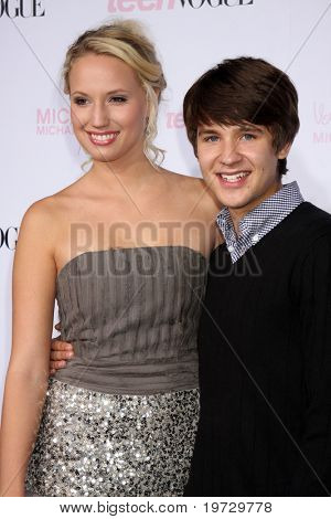 LOS ANGELES - OCT 1: Devon Workheiser, Molly McCook dorazí 8. Teen Vogue Young Hollywood P