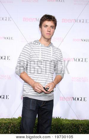 LOS ANGELES - 1 oct: Jeremy Sumpter มาถึงที่ 8 วัยรุ่นสมัยหนุ่มฮอลลีวูดพรรค - แดงโฮ