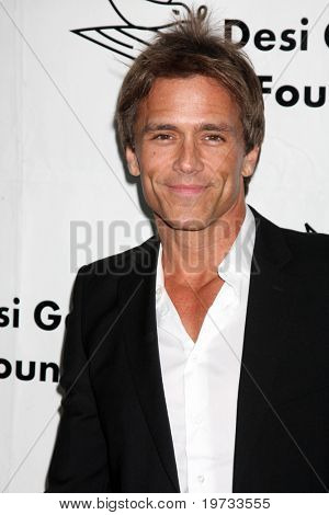 LOS ANGELES - 9 de outubro: Scott Reeves chega em benefício para o Desi 