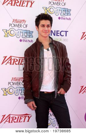 LOS ANGELES - OCT 24: David Henrie kommt bei der Vielzahl macht Jugend Event 2010 bei Paramount St