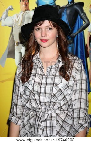 LOS ANGELES - OCT 30:  Amber Tamblyn arrives at the 
