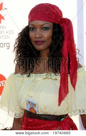 LOS ANGELES - OCT 30: Garcelle Beauvais dorazí na 17 roční Halloween sen ve prospěch CAAF 