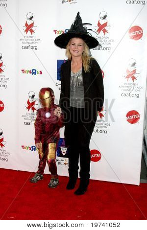 LOS ANGELES - 30 październik: Alison Sweeney, syna Ben przybyć 17 roczne Dream Halloween korzystających 