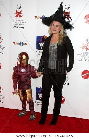 LOS ANGELES - 30 październik: Alison Sweeney, syna Ben przybyć 17 roczne Dream Halloween korzystających 