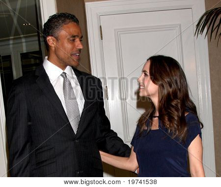 LOS ANGELES - 29 Ott: Rick Fox, Eliza Dushku arrivare alla pace sulla violenza evento a Beverly Hil