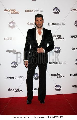 LOS ANGELES - 1 nov: Maksim Chmerkovskiy มาถึงที่เต้นรำกับเดอะดาว 200 แสดงปาร์ตี้ 