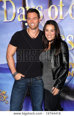 LOS ANGELES - NOV 6: Eric Martsolf dorazí na dny našeho života 45 výročí Party v domě