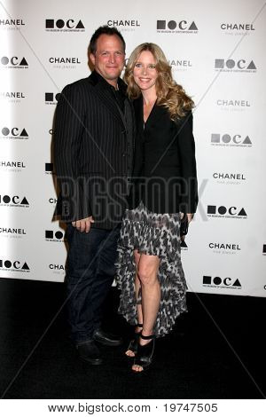 LOS ANGELES - 13 NOV: Scott Martin, Lauralee Bell arrivent au Gala annuel de la MOCA 