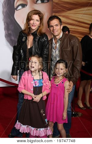 LOS ANGELES - NOV 14: Melinda McGraw, familie ankommer til 