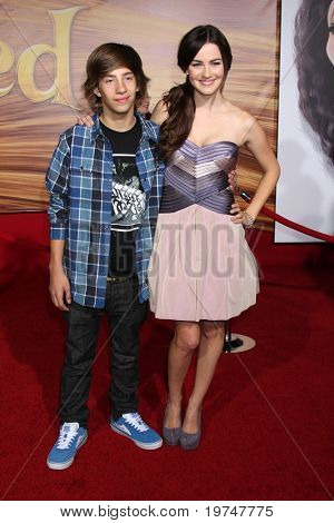 LOS ANGELES - 14 listopada: Jimmy Bennett, Jonna Walsh przybywa na Premiere World 