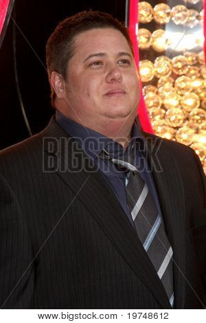 LOS ANGELES - 15 de NOV: Chaz Bono (de terno) chega em 