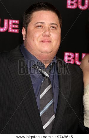 LOS ANGELES - 15 de NOV: Chaz Bono (de terno) chega em 
