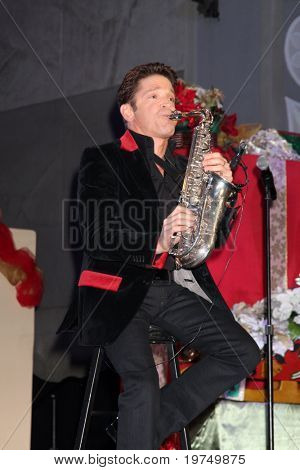 LOS ANGELES - 20 Marraskuu: Dave Koz on Hollywood & Highland puu valaistus konsertti 2010 Hollywood
