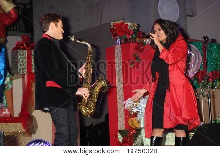 LOS ANGELES - 20 Marraskuu: Dave Koz & Kimberly Locke on Hollywood & Highland puu valaistus konsertti 2