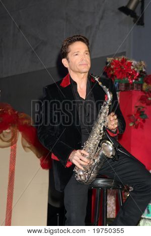 LOS ANGELES - 20 Marraskuu: Dave Koz on Hollywood & Highland puu valaistus konsertti 2010 Hollywood