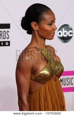 LOS ANGELES - Kasım 21: Jada Pinkett Smith 2010 Amerikan Müzik Ödülleri Nokia Theater gelir