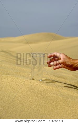 Hand att nå för vatten.