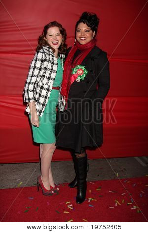 ลอสแองเจลิส - 28 nov: Sarah Drew, Sara Ramirez มาแห่ 2010 ฮอลลีวูดคริสต์มาสที่ Hol