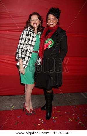 ลอสแองเจลิส - 28 nov: Sarah Drew, Sara Ramirez มาแห่ 2010 ฮอลลีวูดคริสต์มาสที่ Hol
