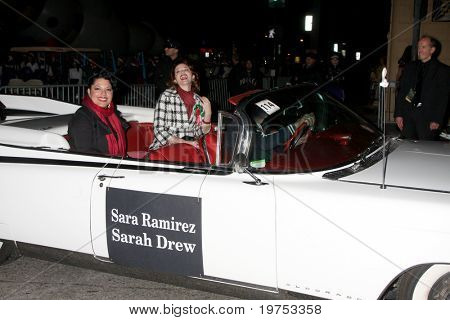 ลอสแองเจลิส - 28 nov: Sara Ramirez, Sarah Drew มาแห่ 2010 ฮอลลีวูดคริสต์มาสที่ Hol